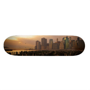 Gloed van zonsondergang tijdens de stormachie over skateboard