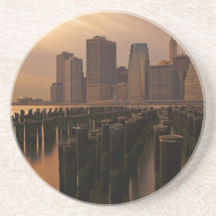 Gloed van zonsondergang tijdens de stormachie over zandsteen onderzetter