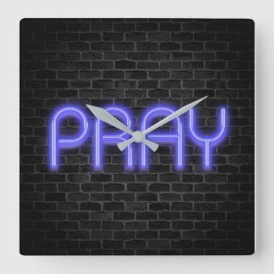 gloeiend neon PRAY-teken op baksteen Vierkante Klok