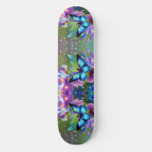 Gloeiende blauwe vlinder in Fairy Garden Skateboard (Voorkant)
