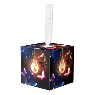 Gloeiende gloeilamp met nachtvlinders kubus ornament
