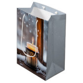 Gloeiende kerstkaars in sneeuw medium cadeauzakje (Voorkant Gekanteld)