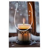 Gloeiende kerstkaars in sneeuw medium cadeauzakje (Voorkant)