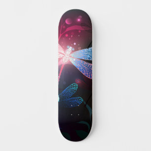 Gloeiende rode libellen skateboard