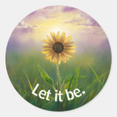 Gloeiende zonnebloem in grasveld ronde sticker (Voorkant)