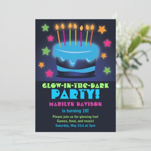 Glow de gâteau d'anniversaire dans les invitations (Debout devant)