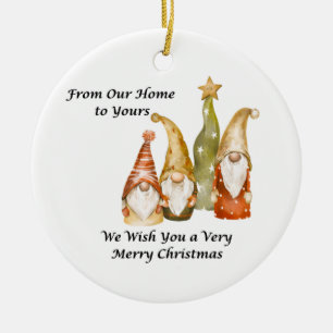 Gnome Familie Van Ons Thuis Naar Jouw Thuis op een Keramisch Ornament
