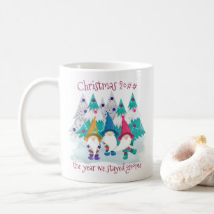 Gnome Kerstmis 2020 Het jaar dat we thuis bleven G Koffiemok