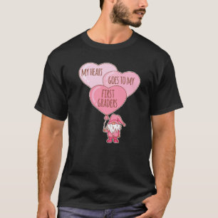 Gnome met hartjes voor Valentijnsdag voor de eerst T-shirt