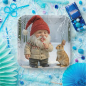 Gnome met het genieten van een snoepriet in Snowy Papieren Bordje (Feest)