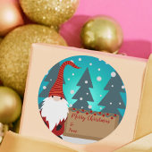 Gnome Te midden van een besneeuwd winterlandschap  Ronde Sticker