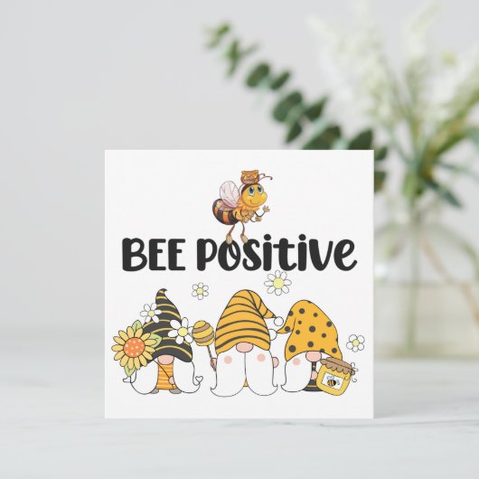 Gnomes mignons et carte d'abeille (Debout devant)