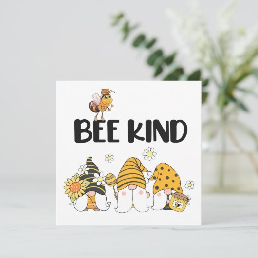 Gnomes mignons et carte d'abeille (Debout devant)