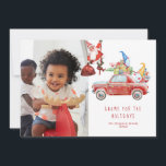 Gnomes mignons et Père Noël | Carte photo de vacan<br><div class="desc">Les joyeux gnomes sont les stars de ce thème de vacances ! Un thème de Noël moderne et amusant qui fera sourire n'importe qui. Les vacances sont une partie importante de toute culture, et quand la saison arrive, il s'agit de faire de nouveaux souvenirs et de s'amuser en famille et...</div>