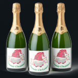 Gnomie Christmas Sparkling Vin Étiquette<br><div class="desc">Noël Gnomie Lettré. Joli gnome Père Noël avec des lumières de Noël derrière le gnome. Une belle gnomie s'ajoute à votre collection de Noël cette année.</div>