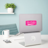 Go Cats  (roze/Fuchsia) Sticker (Laptop op bureau)