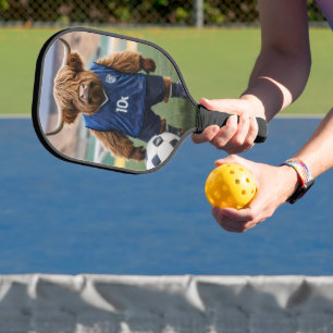 Goal-Getter: Een Highland Koe gekleed voor voetbal Pickleball Paddle