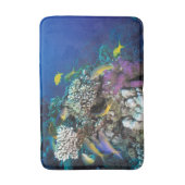 Goatfish zwerm rond klein koraal badmat (Voorkant Verticaal)