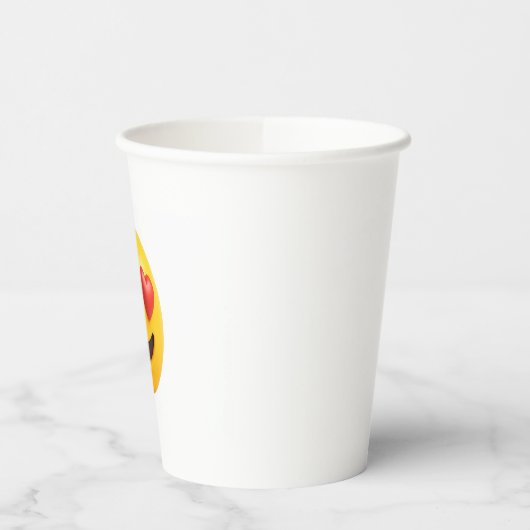 Gobelets En Papier 3d yellow smiling emoji face with heart shaped eye (Gauche)