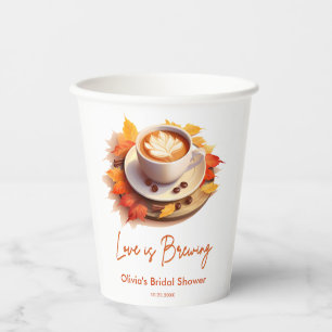 Gobelets En Papier Amour d'automne est en train de préparer un café p