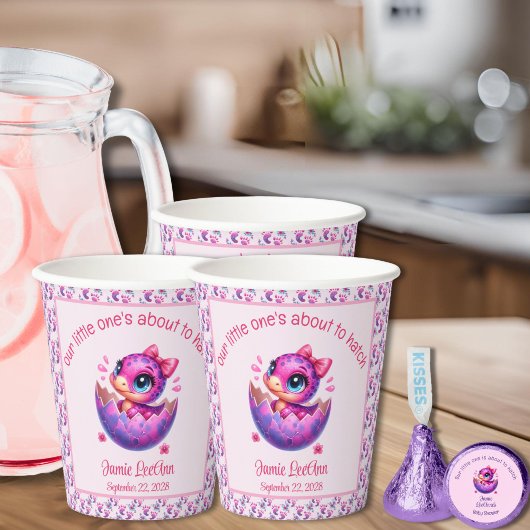 Gobelets En Papier baby shower de dinosaure rose "Hatching Bientôt"