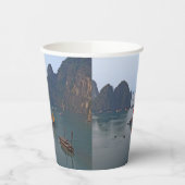 Gobelets En Papier Bateaux à voile à Ha Long Bay - Vietnam, Asie (Gauche)