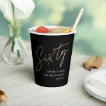 Gobelets En Papier Boisson moderne Black Gold 60th Birthday Party<br><div class="desc">Black Gold 60th Birthday Party Beverage Paper Cups dispose d'élégants faux feuille d'or numéro écriture manuscrite Soixante et vos détails de fête dans la police serif classique sur couleur arrière - plan noir, simple et élégant, grande surprise déco d'anniversaire d'adulte pour les hommes et les femmes. la couleur arrière -...</div>