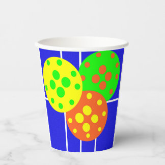 Gobelets En Papier Boulettes jaunes, orange et vertes sur cour bleue