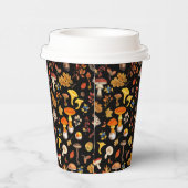 Gobelets En Papier Champignons sauvages sur le noir (Droite)