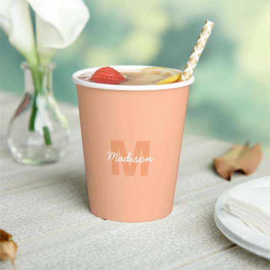 Gobelets En Papier Couleur pêche pastel cool avec nom de monogramme p (Insitu)