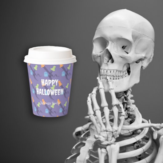 Gobelets En Papier Des fantômes amusants sur le lilas. Halloween pers