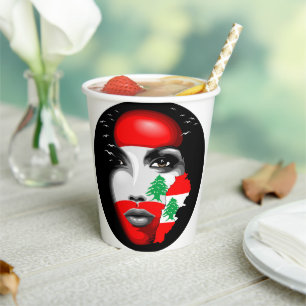 Gobelets En Papier Drapeau et carte du Liban sur le visage de la fill