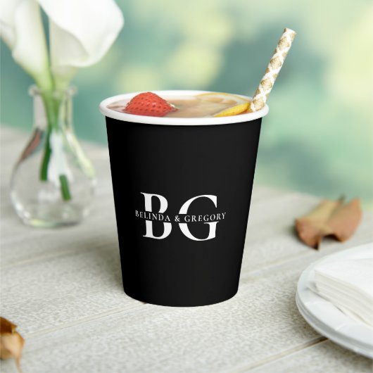 Gobelets En Papier Élégant Noir et Blanc Monogramme Initiales Mariage (Insitu)