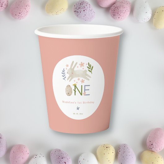 Gobelets En Papier Elle Est En Train D'Avoir Un Anniversaire