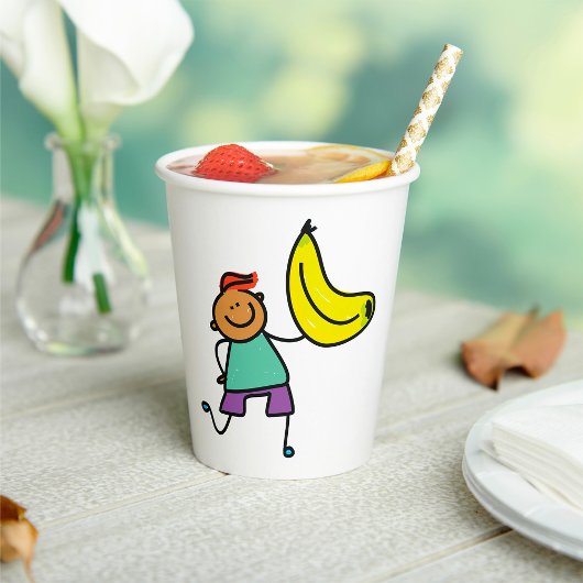Gobelets En Papier Enfant Joueur tenant une grande banane jaune