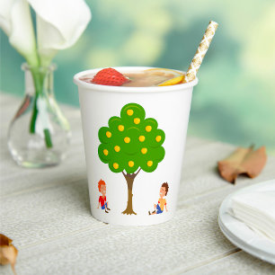 Gobelets En Papier Enfants joueuses assis sous un arbre de pomme