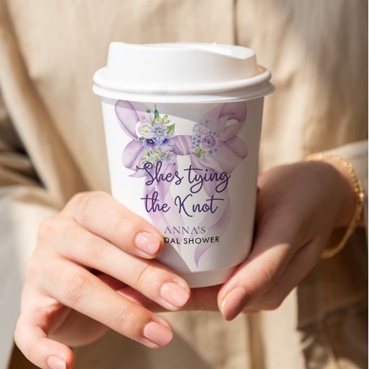 Gobelets En Papier Fête de mariage ruban violet Elle noue le nœud