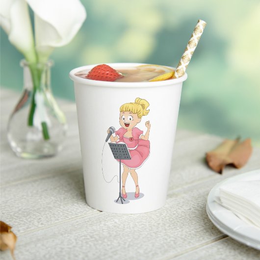Gobelets En Papier Fille chante