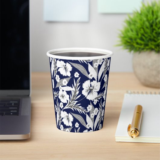 Gobelets En Papier Fleurs blanches sur fond bleu.  (Insitu)