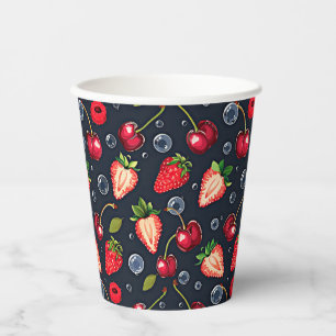 Gobelets En Papier Fraises et cerises sur un arrière - plan sombre