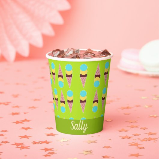 Gobelets En Papier Glaces colorées sur vert (Insitu)