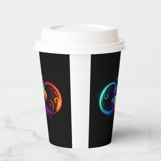 Gobelets En Papier Infini vibrant avec papillon arc-en-ciel sur noir (Gauche)