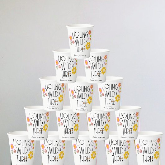 Gobelets En Papier Jeune, sauvage et trois | Coupes d'anniversaire po