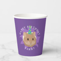 Joli hamster d'anniversaire en regardant à travers