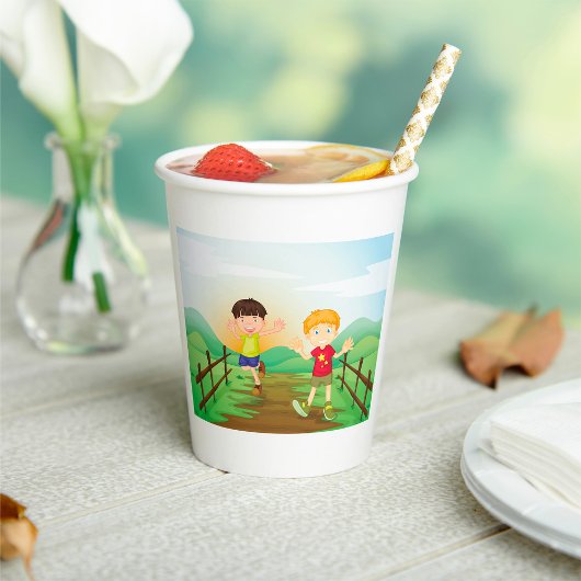 Gobelets En Papier Joyeux Enfants Jouant À L'Extérieur