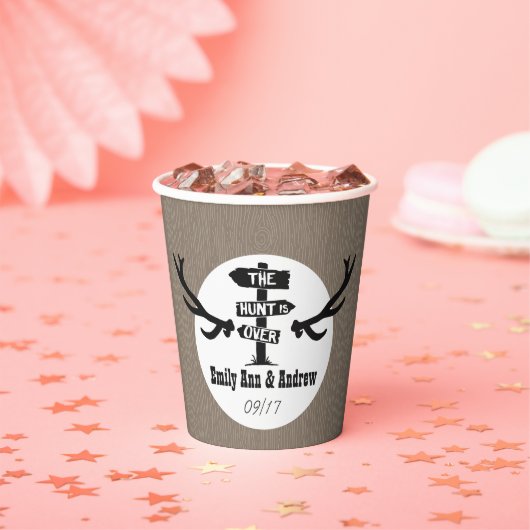 Gobelets En Papier La chasse rustique à la canne se déroule au-dessus (Insitu)