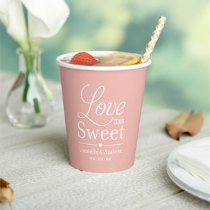 Gobelets En Papier L'amour est une rose dorée rose personnalisée de m