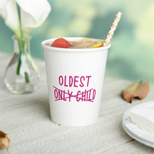 Gobelets En Papier Le plus âgé avec un seul enfant traversé (Insitu)