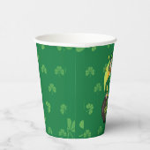 Gobelets En Papier Leprechaun de dessin dans une casserole d'or tenan (Droite)