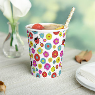 Gobelets En Papier Les coccinelles dans le jardin parmi les fleurs